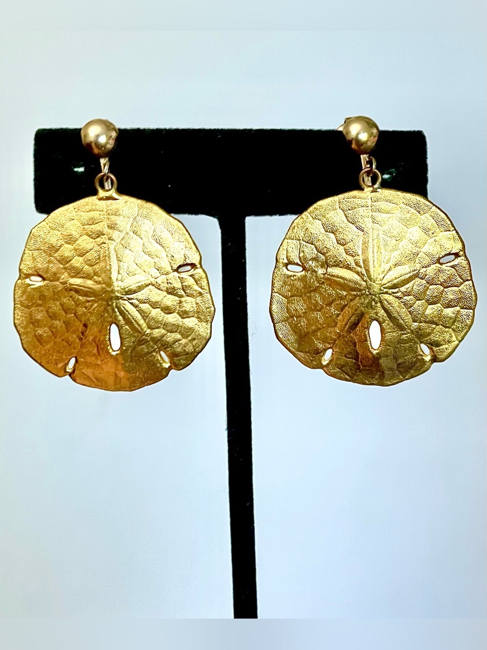 Vintage Sand Dollar Gold Clip On Earrings Textured Coastal Grandma Beachcore EUC